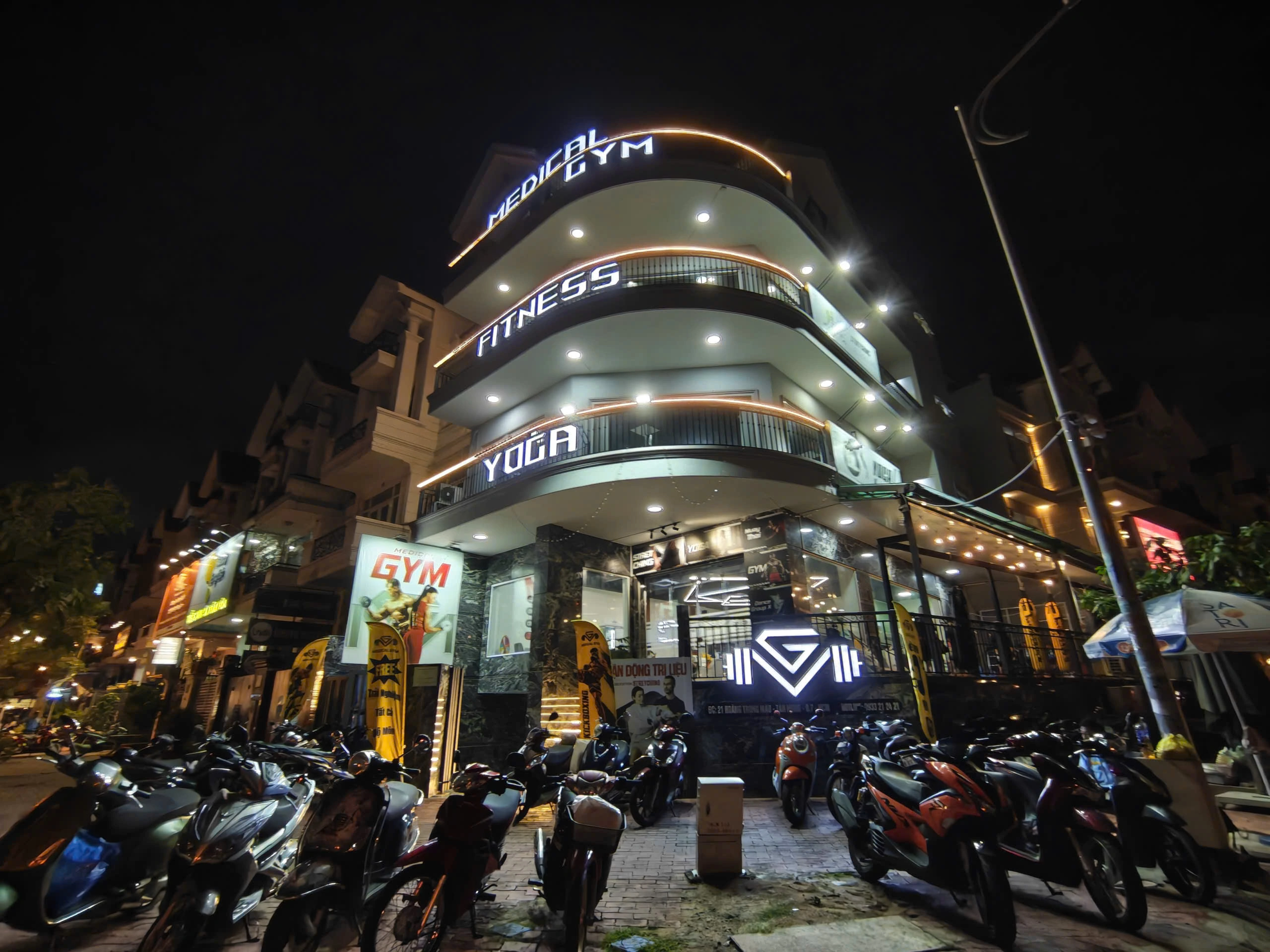 Tòa nhà Medical Gym về đêm với đèn LED hiện đại tại 21 Hoàng Trọng Mậu, KDC Him Lam, phường Tân Hưng